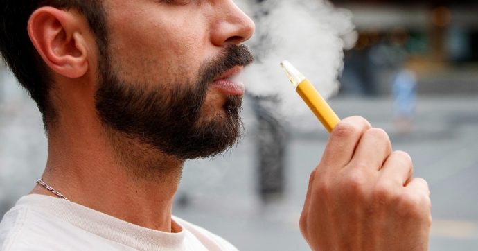 Attenzione alle sigarette elettroniche: “Si rischiano mutamenti del DNA e tumori”. Il nuovo studio