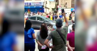 Copertina di Il ministro Speranza contestato a Palermo al grido di “assassino”. Tensione tra polizia ed elettori di Italexit – Video