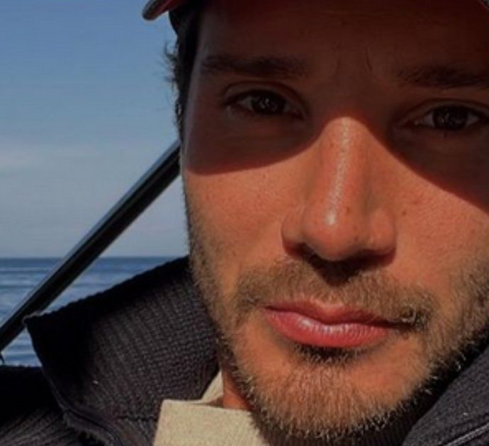 “Dimmi amore”: Stefano De Martino e la voce di una donna misteriosa in barca con lui