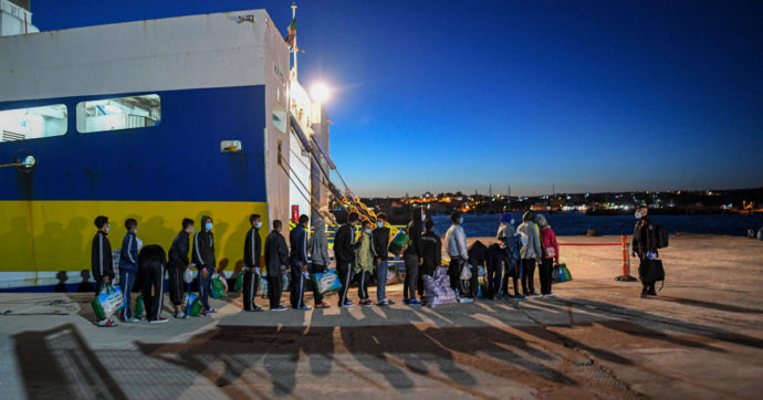 Covid, l’emergenza ora c’è solo per i migranti: le navi-quarantena sono ancora in funzione. E servono anche come traghetti da Lampedusa