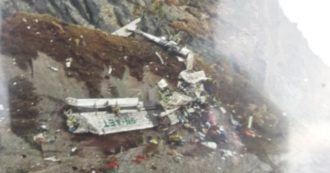 Copertina di Nepal, ritrovato aereo scomparso: “Si è schiantato a 4mila metri di altitudine”. I soccorsi hanno recuperato 14 corpi