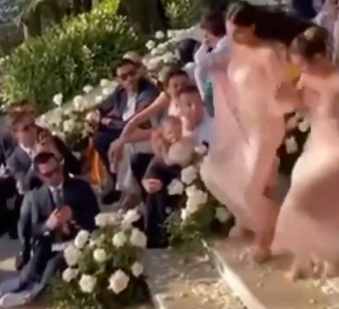 Ludovica ed Eleonora Valli scivolano sulle scale al matrimonio della sorella Beatrice: il video