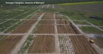 Copertina di Guerra in Ucraina, a Mariupol trovate 25 nuove tombe: “Corpi disposti su più strati e ‘mascherati’ per sembrare sepolture individuali”