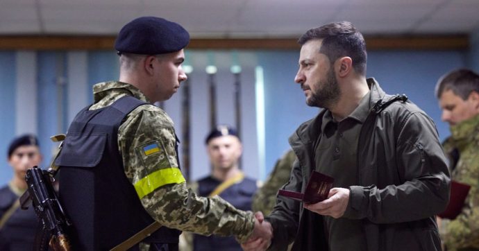 Ucraina, Zelensky licenzia il capo della sicurezza di Kharkiv: “Ha curato i propri interessi invece di difendere la città”