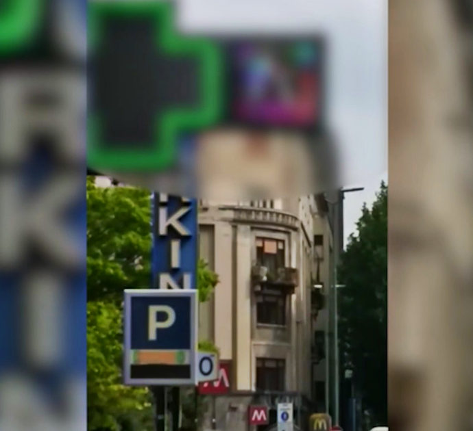 Milano, video porno sul pannello della farmacia: lo “spettacolo” in pieno giorno alla fermata del bus