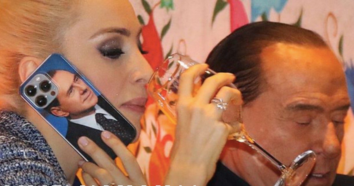 Marta Fascina, la cover del suo telefono è una foto di Berlusconi e i social si scatenano: “Per ricordarsi chi le paga le bollette”