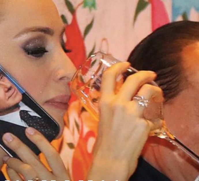 Marta Fascina, la cover del suo telefono è una foto di Berlusconi e i social si scatenano: “Per ricordarsi chi le paga le bollette”