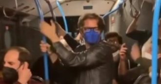 Copertina di C’è Samuele Bersani sull’autobus dopo il concerto di Brunori Sas: i passeggeri iniziano a cantare in coro “Spaccacuore”
