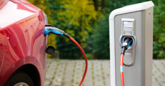 Copertina di Auto elettriche, AlixPartners: “Prezzi alti frenano diffusione, e bisogna aumentare le colonnine”