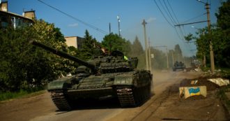 Guerra in Ucraina, diretta – Von der Leyen: ‘Sanzioni distruggeranno capacità di Putin di combattere’. Colpita riserva di acido nitrico a Severodonetsk