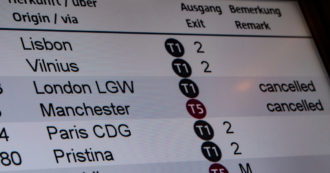 Caos negli aeroporti inglesi. Boom di viaggiatori ma le compagnie non hanno abbastanza personale. Raffica di cancellazioni