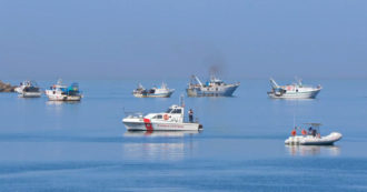 Copertina di Caro carburante, i pescatori bloccano il porto di Gioia Tauro: le immagini della protesta