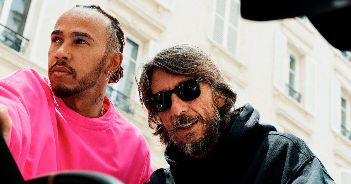 Lewis Hamilton è il nuovo testimonial di Valentino “Di.Vas” per la campagna Pink PP: “Grandi cose accadono quando ci riuniamo per scambiare visioni e creatività”