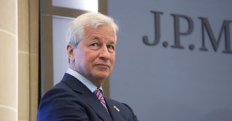 Copertina di Jamie Dimon, numero uno di Jp Mogan, avverte: “L’economia sta per essere investita da un uragano”