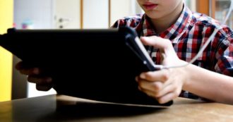 Copertina di A scuola per forza con l’iPad, la dirigente della scuola spiega: “Non banalizzare, va incontro a didattica utile per gli alunni”