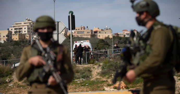 Palestina, i militari israeliani sparano e uccidono la reporter Ghufran Hamed Warasneh. “Si avvicinava con un coltello”