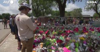 Copertina di Strage in Texas, Matthew McConaughey torna nella città natale e omaggia le vittime – Video