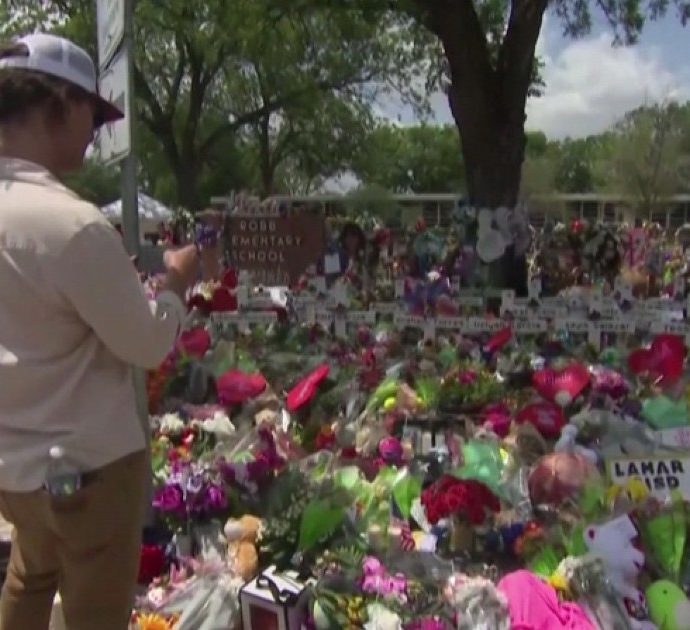 Strage in Texas, Matthew McConaughey torna nella città natale e omaggia le vittime – Video