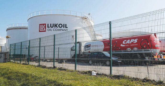 Copertina di A rischio i mille posti della Lukoil, la più grande raffineria d’Italia