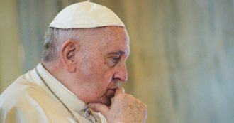 Copertina di Papa Francesco critica il “mito dell’eterna giovinezza”: “Tanti trucchi e interventi chirurgici. Ma le rughe sono simbolo di esperienza, di vita”