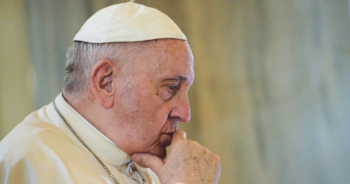 Papa Francesco critica il “mito dell’eterna giovinezza”: “Tanti trucchi e interventi chirurgici. Ma le rughe sono simbolo di esperienza, di vita”