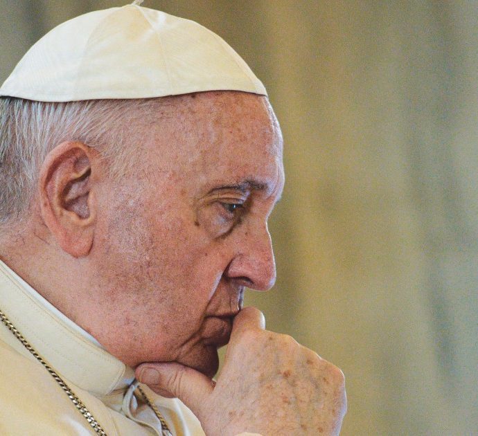 Papa Francesco critica il “mito dell’eterna giovinezza”: “Tanti trucchi e interventi chirurgici. Ma le rughe sono simbolo di esperienza, di vita”