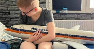 Copertina di 23enne attratta sessualmente dagli oggetti si fidanza con un aereo: “Voglio sposare il mio Boeing 737, mi rende la persona più felice del mondo”