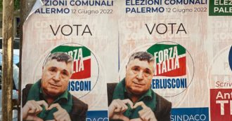 Copertina di Palermo, una notte con il collettivo Off-Line dei manifesti ‘Forza Mafia’: “Stavolta Cuffaro si incazza”