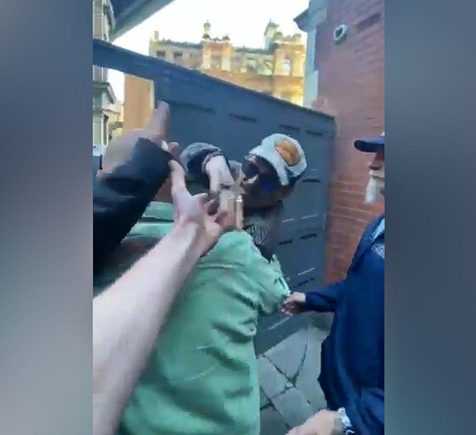 Johnny Depp, l’attore festeggia la vittoria nella causa contro l’ex moglie Heard in un pub di Newcastle: il video girato dai fan