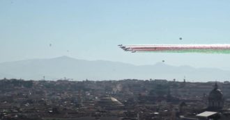 Copertina di Festa della Repubblica, il passaggio delle Frecce Tricolore sui cieli di Roma visto dal Gianicolo