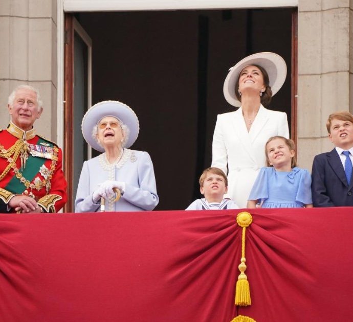 Giubileo di Platino, la regina Elisabetta si affaccia al balcone con William, Kate e i principini: ecco come è andato il Trooping the Colour