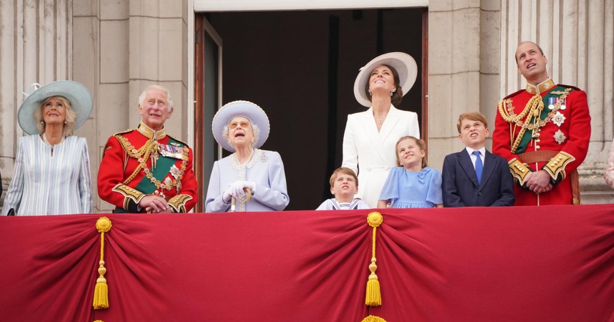 Giubileo di Platino, la regina Elisabetta si affaccia al balcone con  William, Kate e i principini: ecco come è andato il Trooping the Colour -  Il Fatto Quotidiano