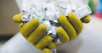 Copertina di Covid, dopo Pfizer anche Moderna rinvia la consegna delle dosi: servono vaccini nuovi