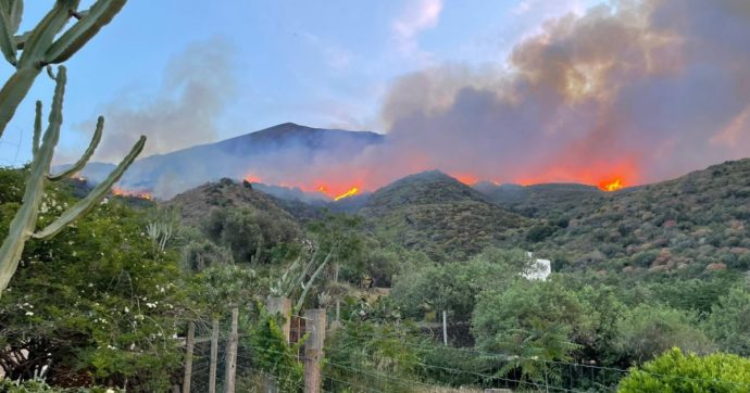 Copertina di La Rai mette in palinsesto la fiction ambientata a Stromboli: durante le riprese un rogo sul set fece andare a fuoco 5 ettari di vegetazione