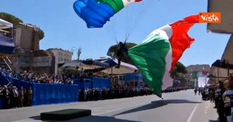 Copertina di Festa della Repubblica, si chiude la parata: il lancio dei paracadutisti con il Tricolore davanti alla tribuna di Mattarella