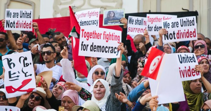 Tunisia, anche i sindacati contro il presidente Saied: ‘Non parteciperemo al dialogo nazionale per uscire dalla crisi’. E indicono uno sciopero