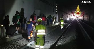 Incidente Frecciarossa, i passeggeri evacuati a piedi lungo la galleria con l’aiuto dei vigili del fuoco: l’intervento – Video