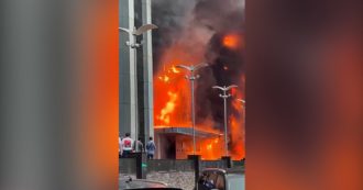 Copertina di Mosca, grosso incendio nel complesso di uffici del Grand Setun Plaza: due persone ferite