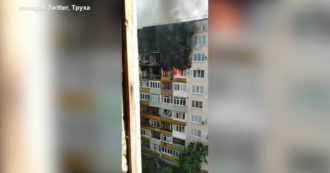 Copertina di Guerra in Ucraina, edifici carbonizzati e rumori di esplosioni a Severodonetsk: le immagini girate da un palazzo – Video