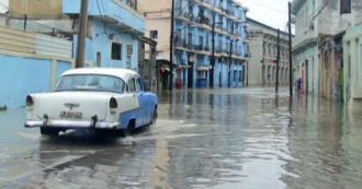 Copertina di Uragano a Cuba, tre morti per il passaggio di Agatha: le immagini de L’Avana sommersa dall’acqua