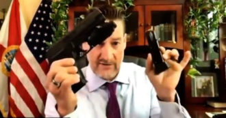 Copertina di Repubblicano Usa mostra le sue pistole, la deputata dem lo interrompe: “Spero non siano cariche”. Lui: “In casa mia faccio ciò che voglio”