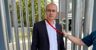 Copertina di Pescara, consigliere regionale M5s si incatena davanti al pronto soccorso: “Mancano i medici, ma per la Regione va tutto bene”