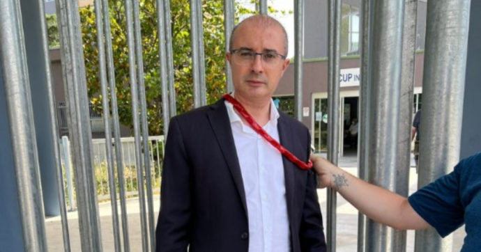 Pescara, consigliere regionale M5s si incatena davanti al pronto soccorso: “Mancano i medici, ma per la Regione va tutto bene”