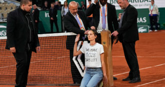 Copertina di S’incatena alla rete del Roland Garros durante la semifinale: la protesta dell’attivista per il clima – Video