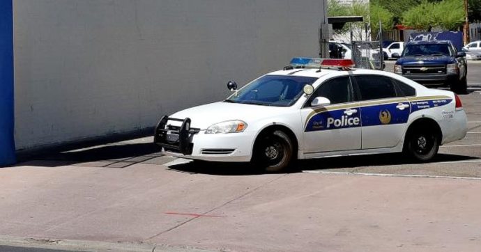 Usa, sparatoria in un centro commerciale di Phoenix: una donna morta e otto feriti