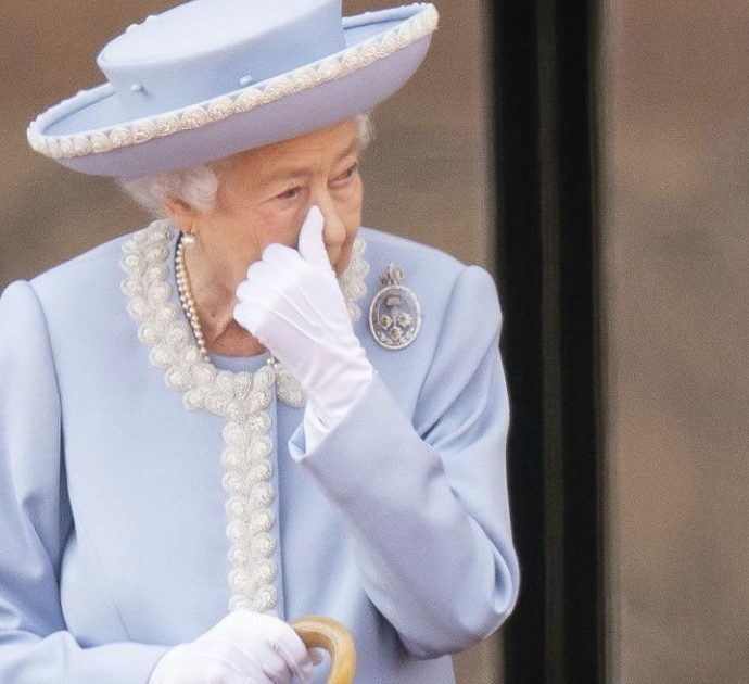 Regina Elisabetta, gli ultimi giorni prima della morte. Johnson: “Era molto malata”. E il reverendo: “Mi ha parlato dell’aldilà”