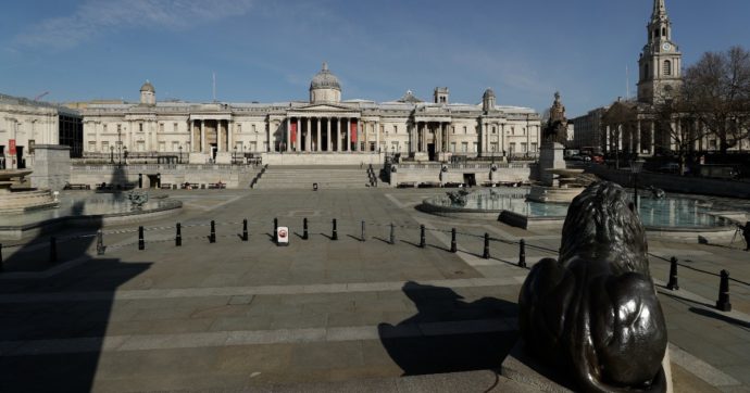 Londra, Trafalgar Square evacuata e poi riaperta a causa di un sospetto pacco bomba. La polizia parla di “incidente concluso”