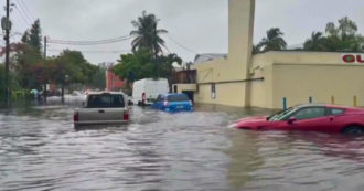 Copertina di Tempesta tropicale a Miami: le auto bloccate in mezzo all’acqua – Video