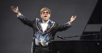 Copertina di Elton John ‘tradisce’ la Regina Elisabetta per l’addio ai fan a Milano: “È il nostro ultimo show per divertirci al massimo” – Scaletta e curiosità
