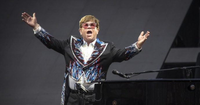 Elton John ‘tradisce’ la Regina Elisabetta per l’addio ai fan a Milano: “È il nostro ultimo show per divertirci al massimo” – Scaletta e curiosità